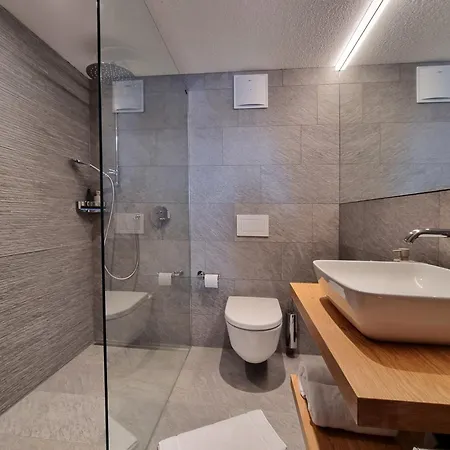 Riverside 2nd Floor North Daire *